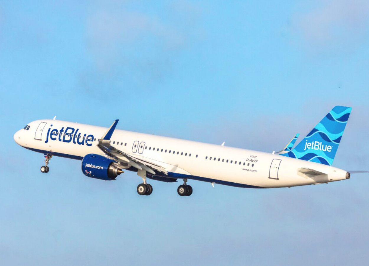 A JetBlue Airbus A321 taking off.