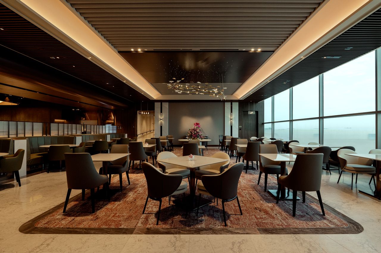 Seating options and floor to ceiling windows at the First Class SilverKris Lounge.