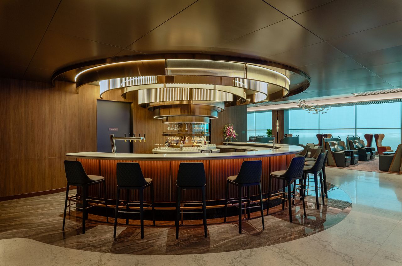 The Signature Bar at the First Class SilverKris Lounge.