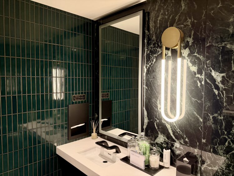 Sapphire Lounge Las Vegas bathroom