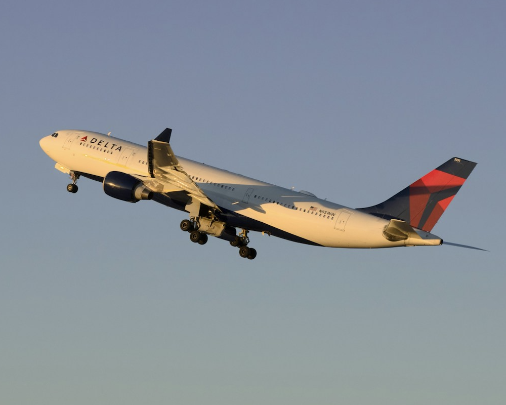Delta A330 taking off from MSP.
