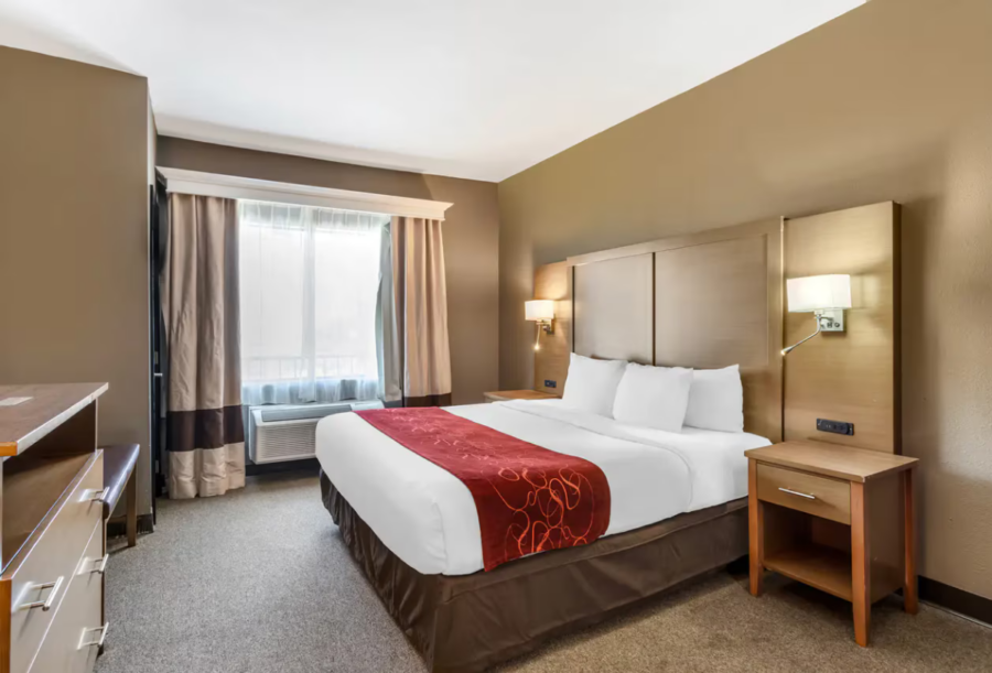 A bedroom at the Comfort Inn and Suites near Houston-Bush Intercontinental Airport