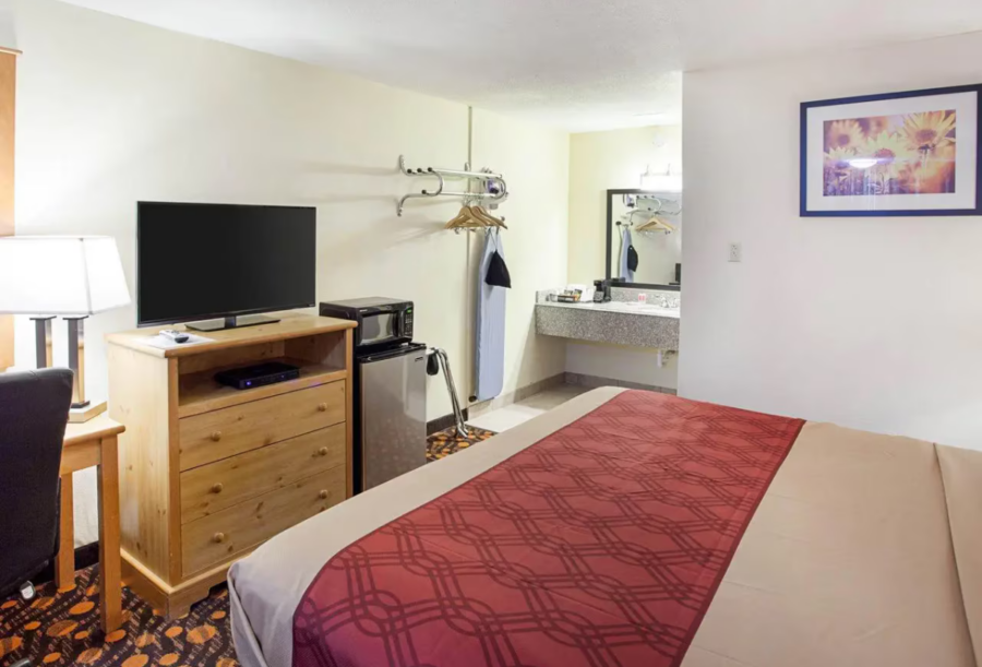 A view of a bedroom at an Econolodge in Phillipsburg, Kansas
