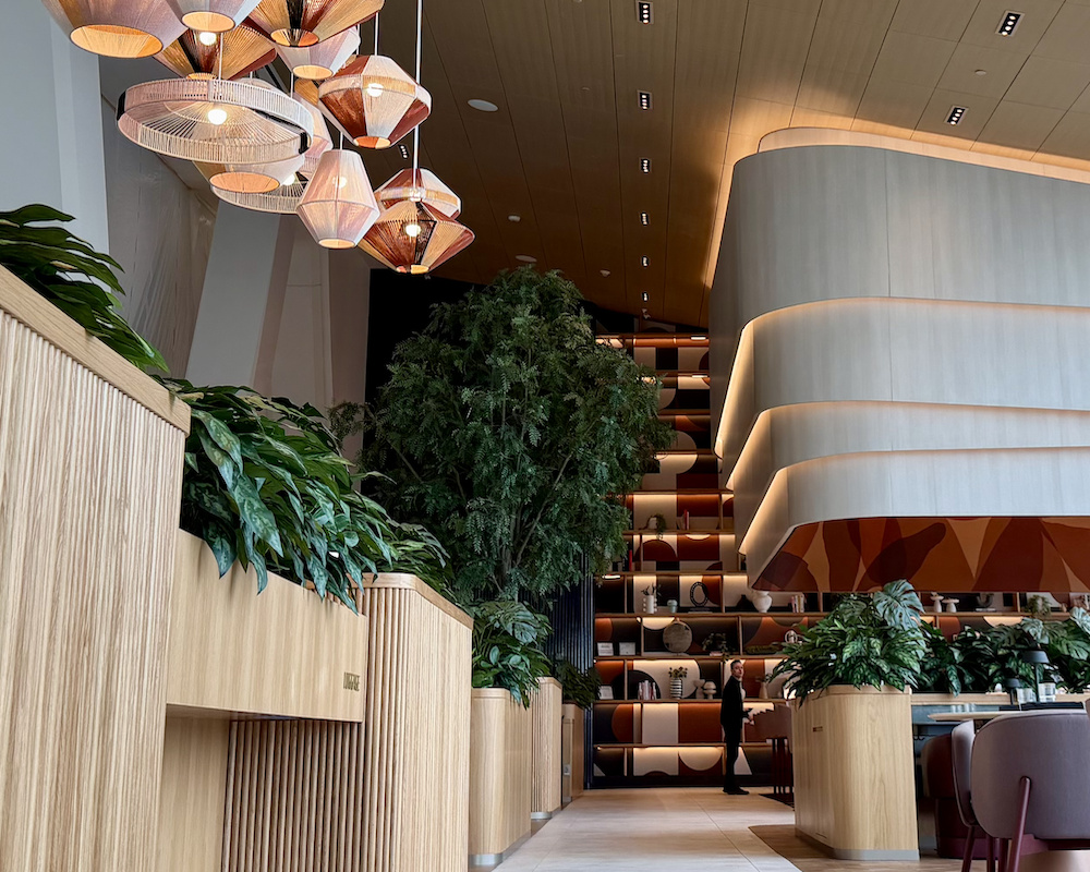 Main room at the Capital One Landing Lounge at LGA.