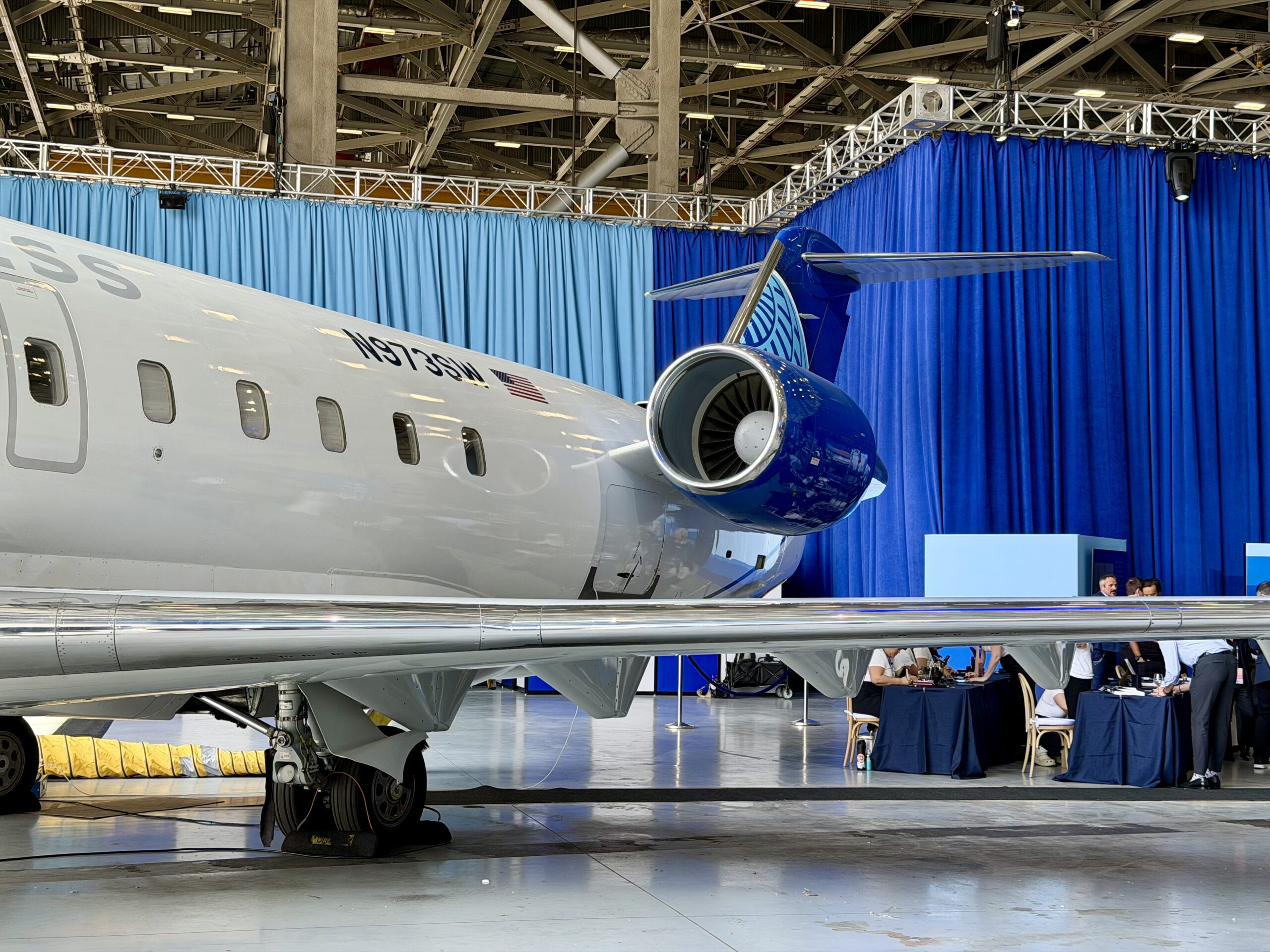 United CRJ-450 exterior