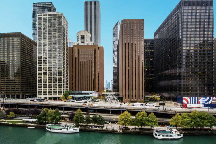 Picture of the Chicago skyline with the Hyatt Regency Chicago in the center