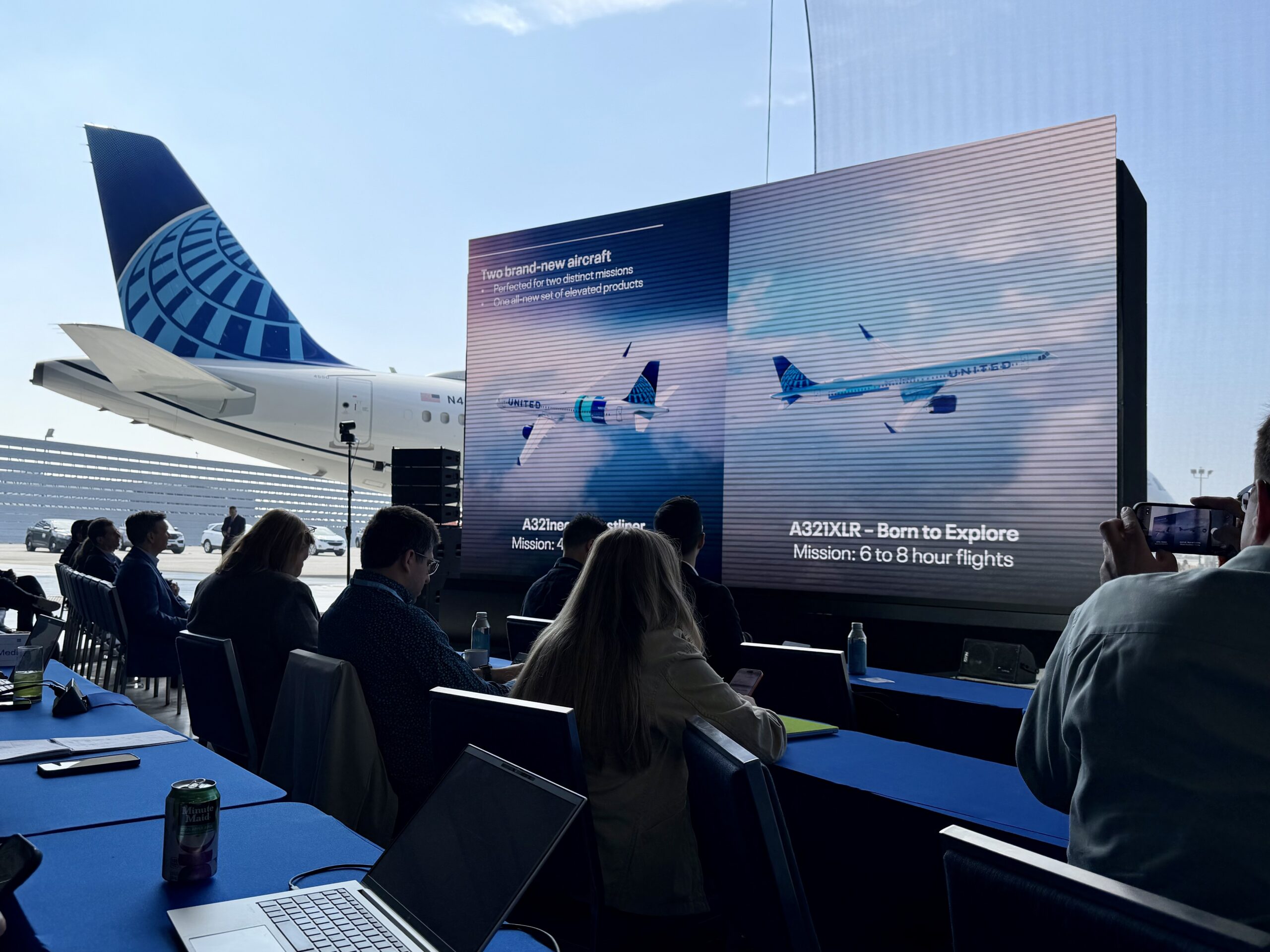 United A321 Elevated demo slide.