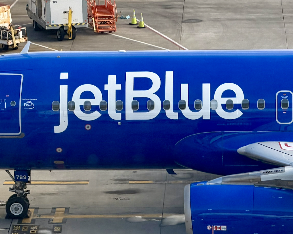 JetBlue A320 at LGA.