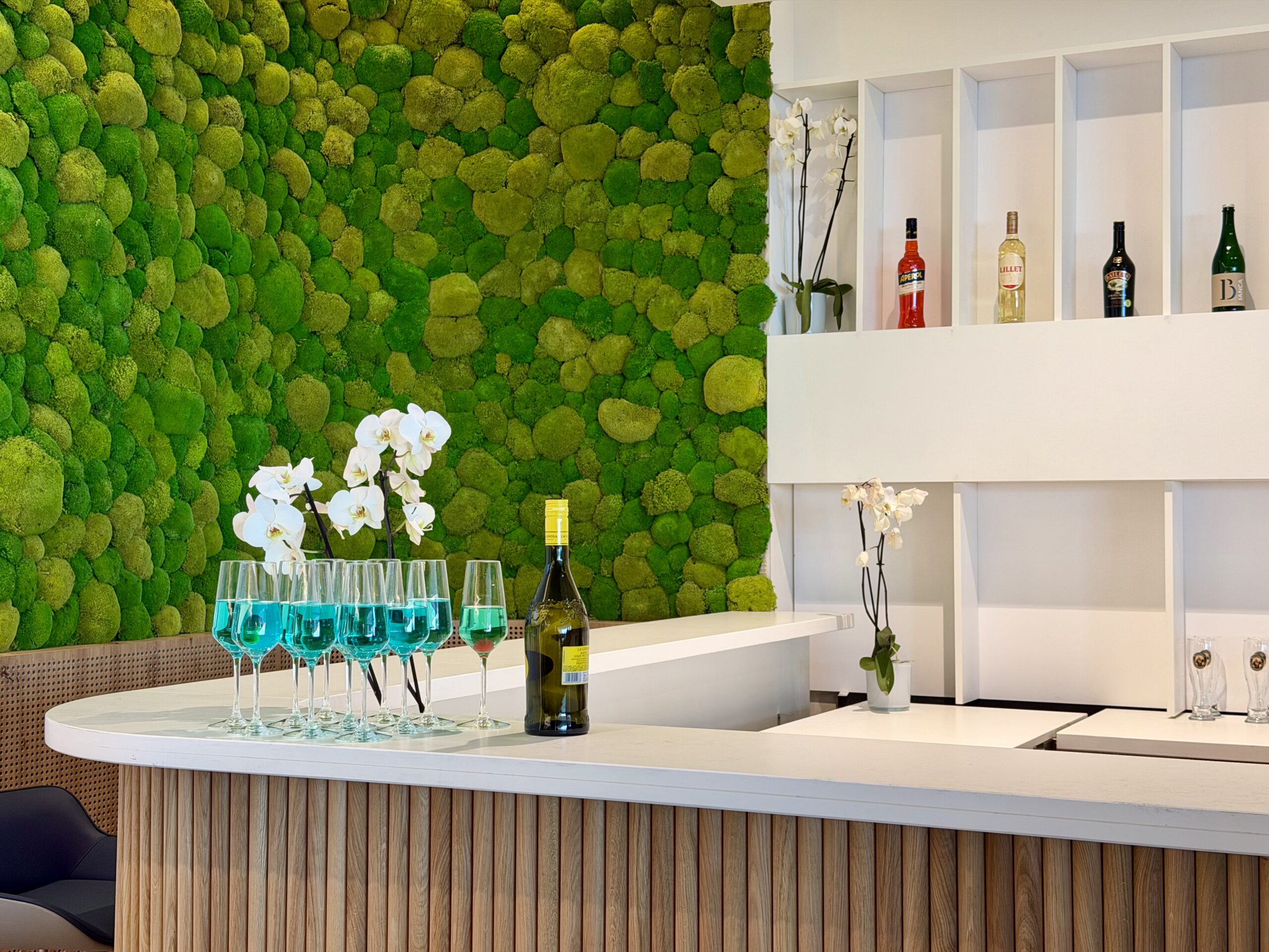 SkyTeam Lounge FRA blue spritz.