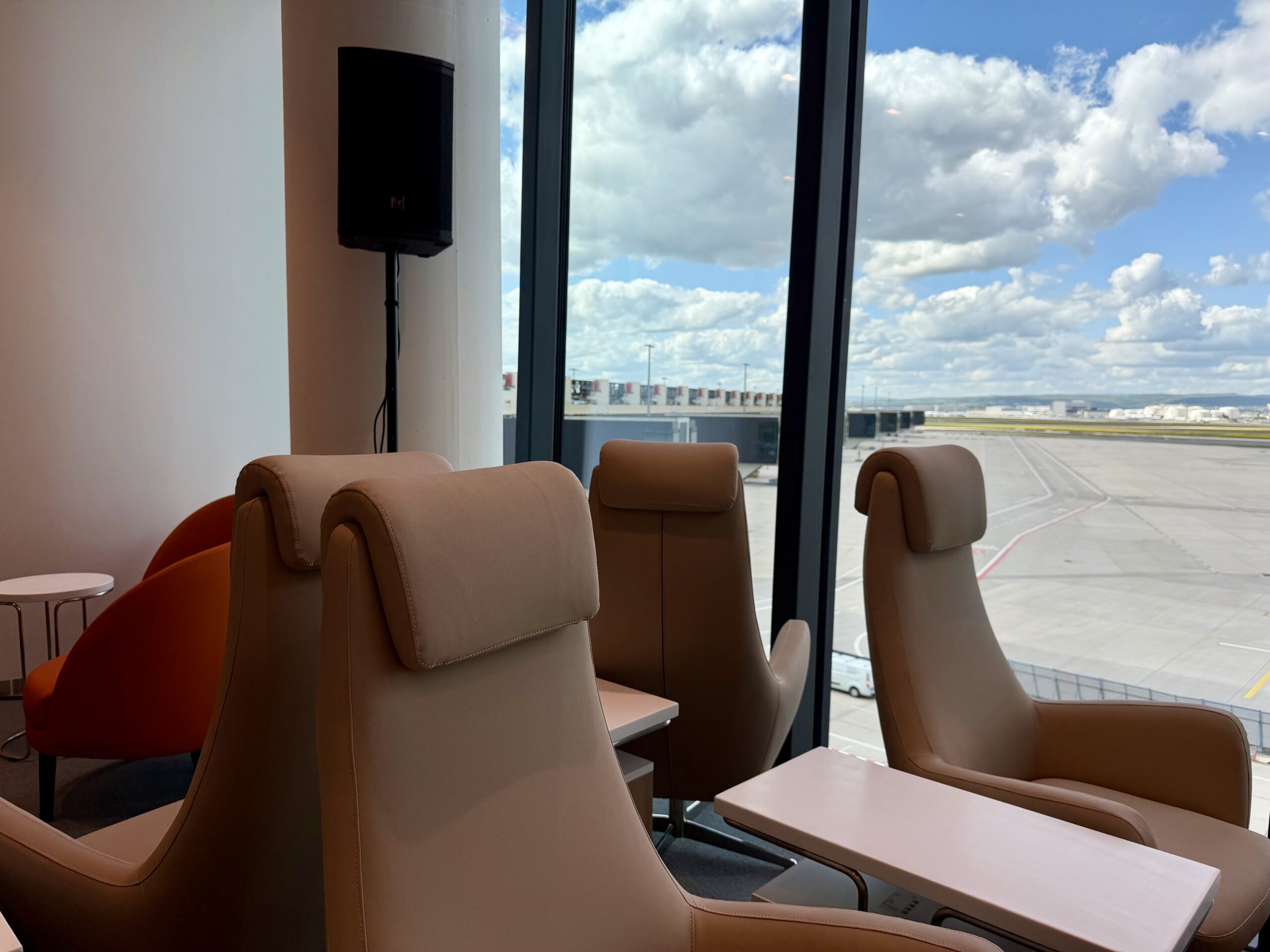 SkyTeam Lounge FRA seating.