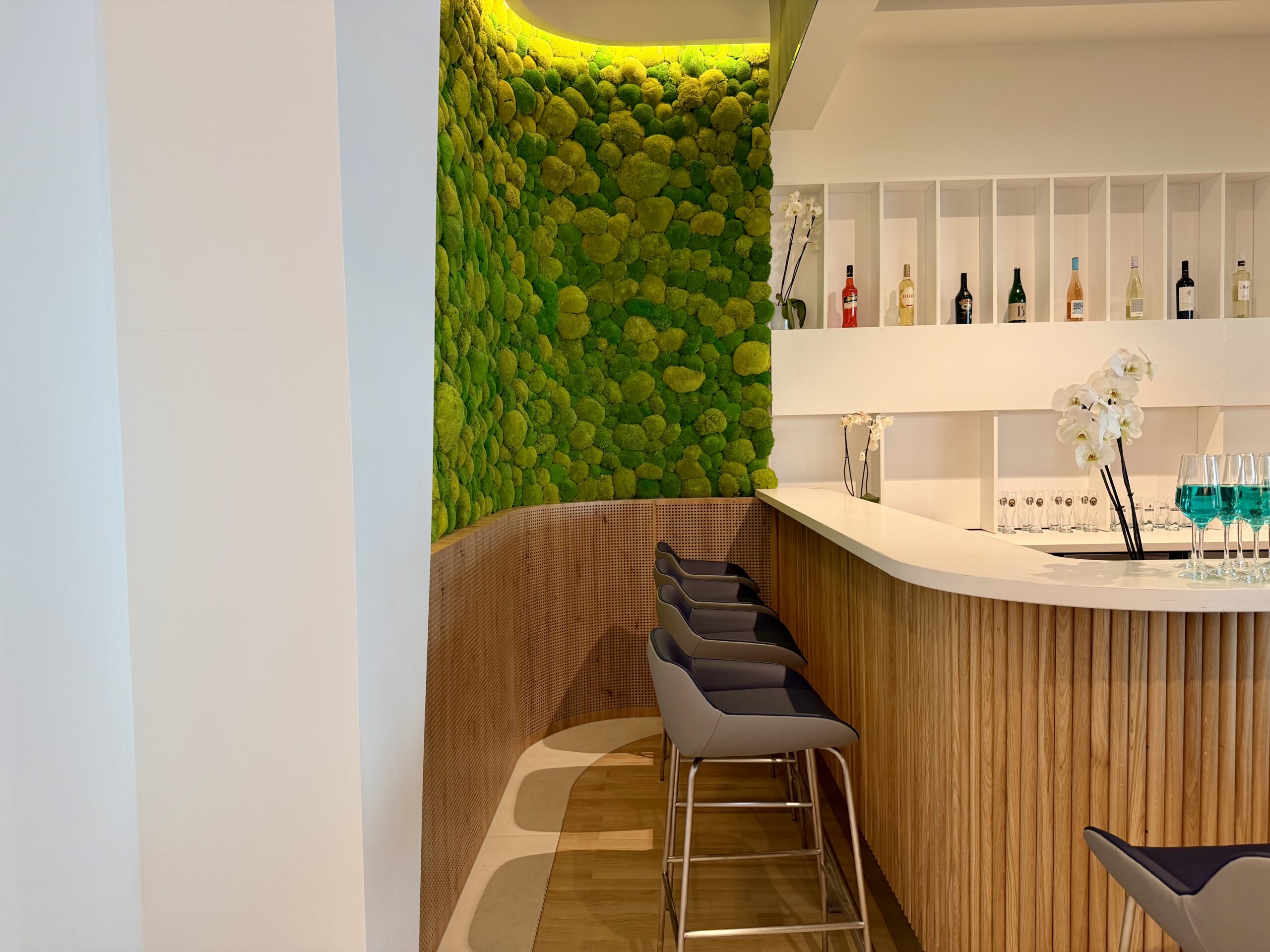 SkyTeam Lounge FRA bar.