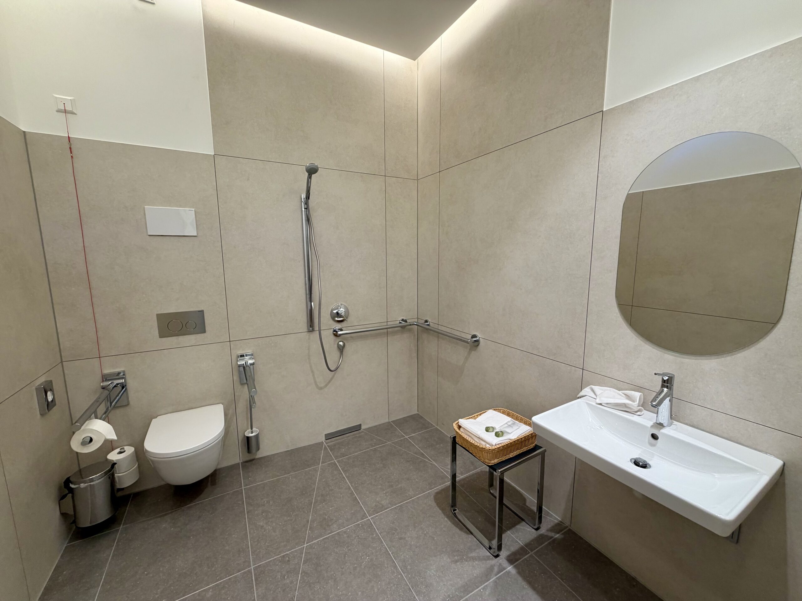 SkyTeam Lounge FRA shower.