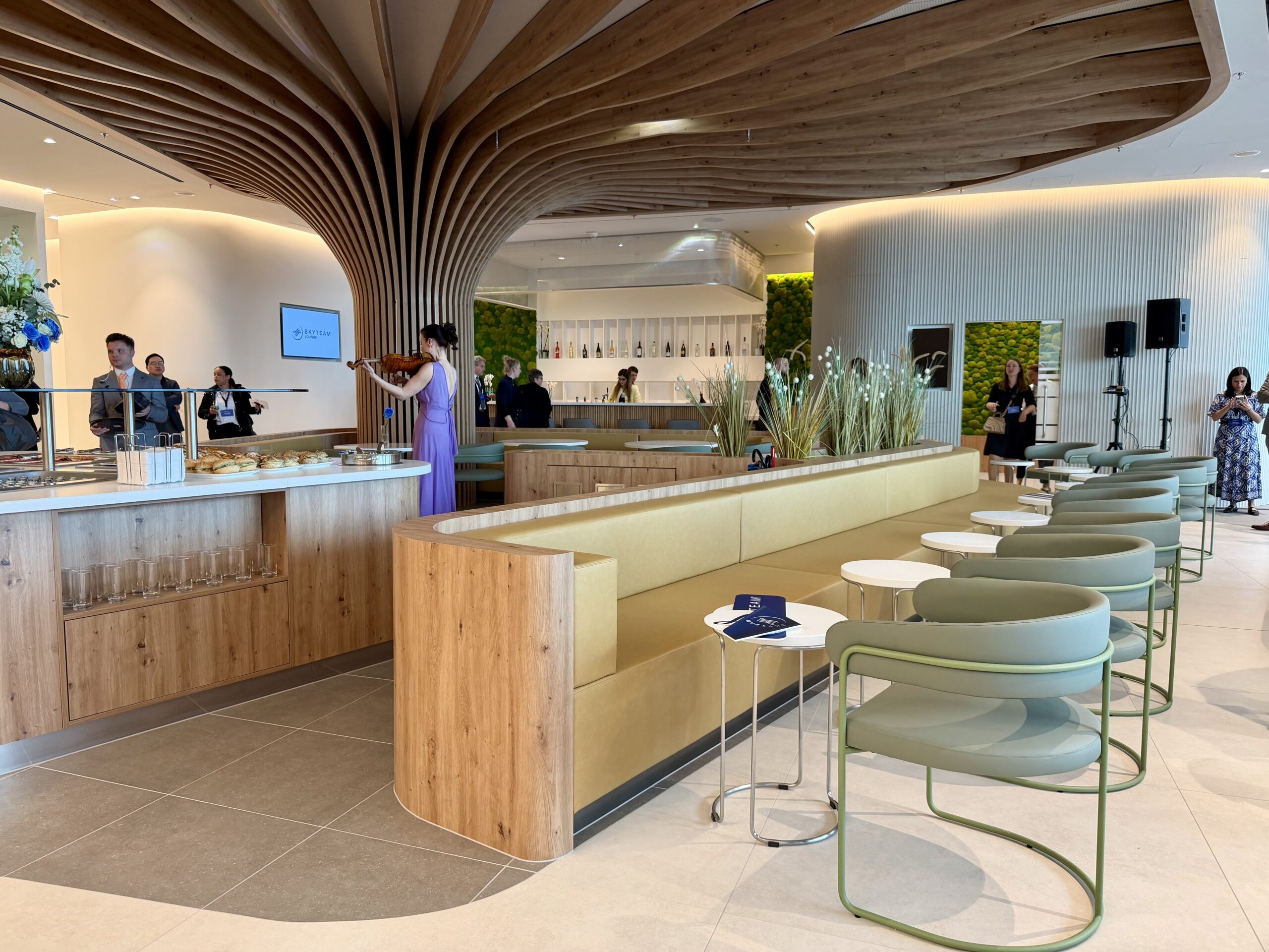 SkyTeam Lounge FRA wide angle photo.