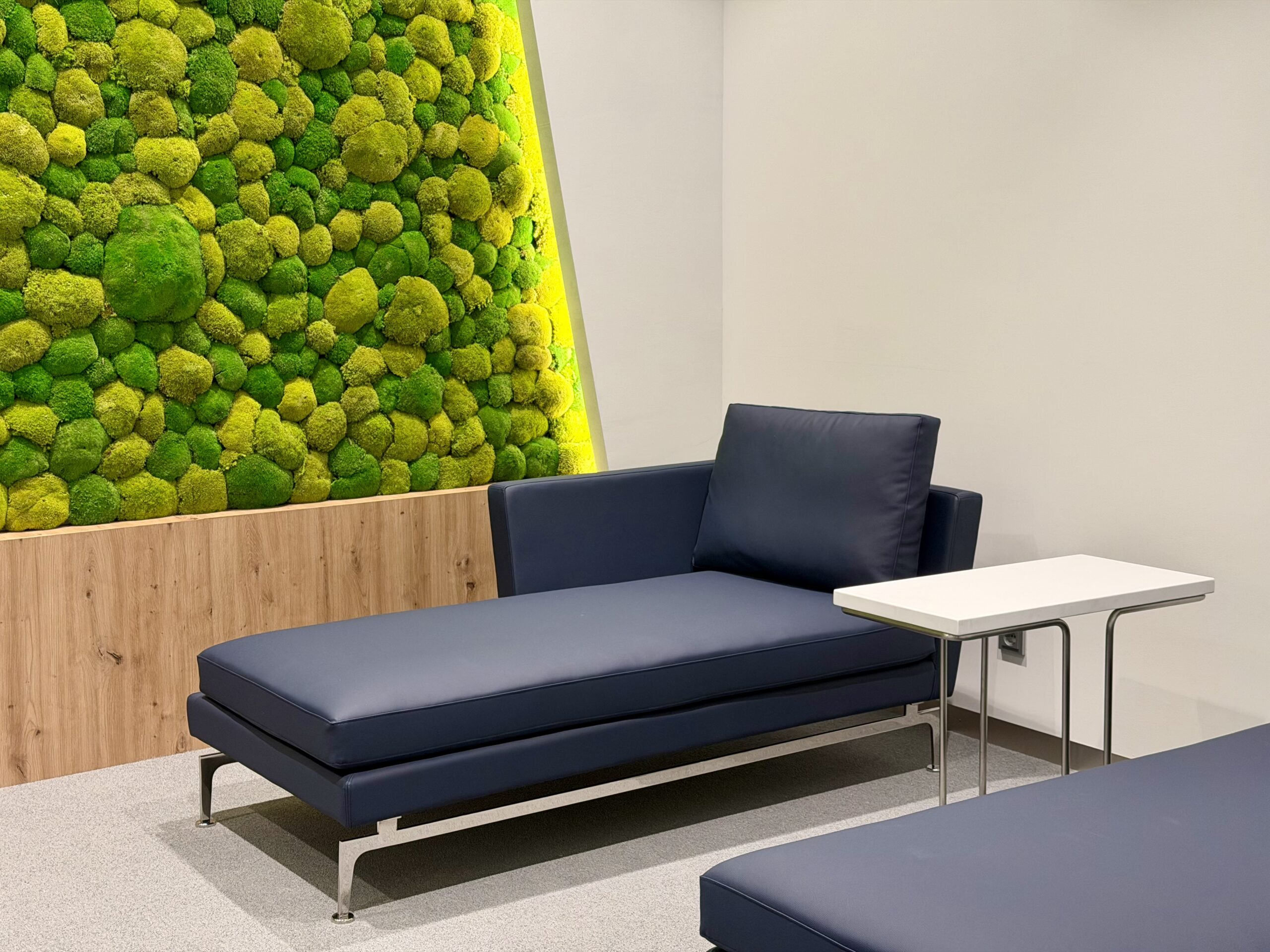 SkyTeam Lounge FRA daybed.