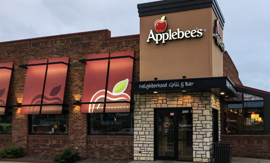 Photo of the outside of an Applebee's location