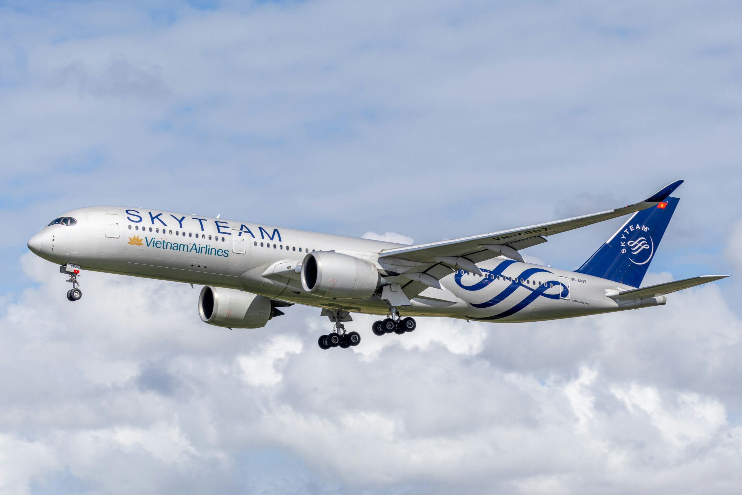 Vietnam Airlines A350 in SkyTeam livery landing