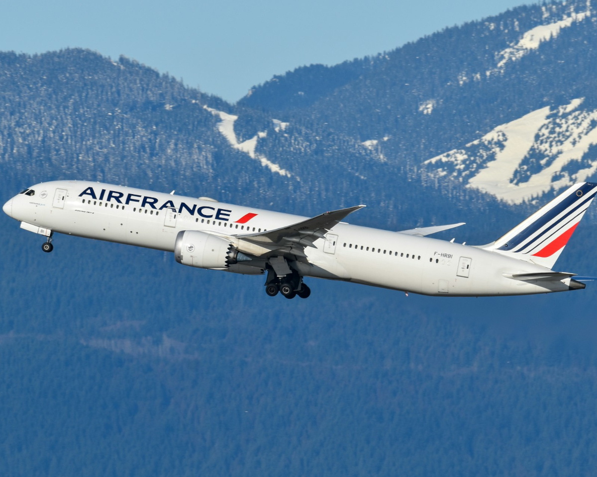 Featured- Air France Boeing 787 climbing after take off- David Syphers-Unsplash.jpg