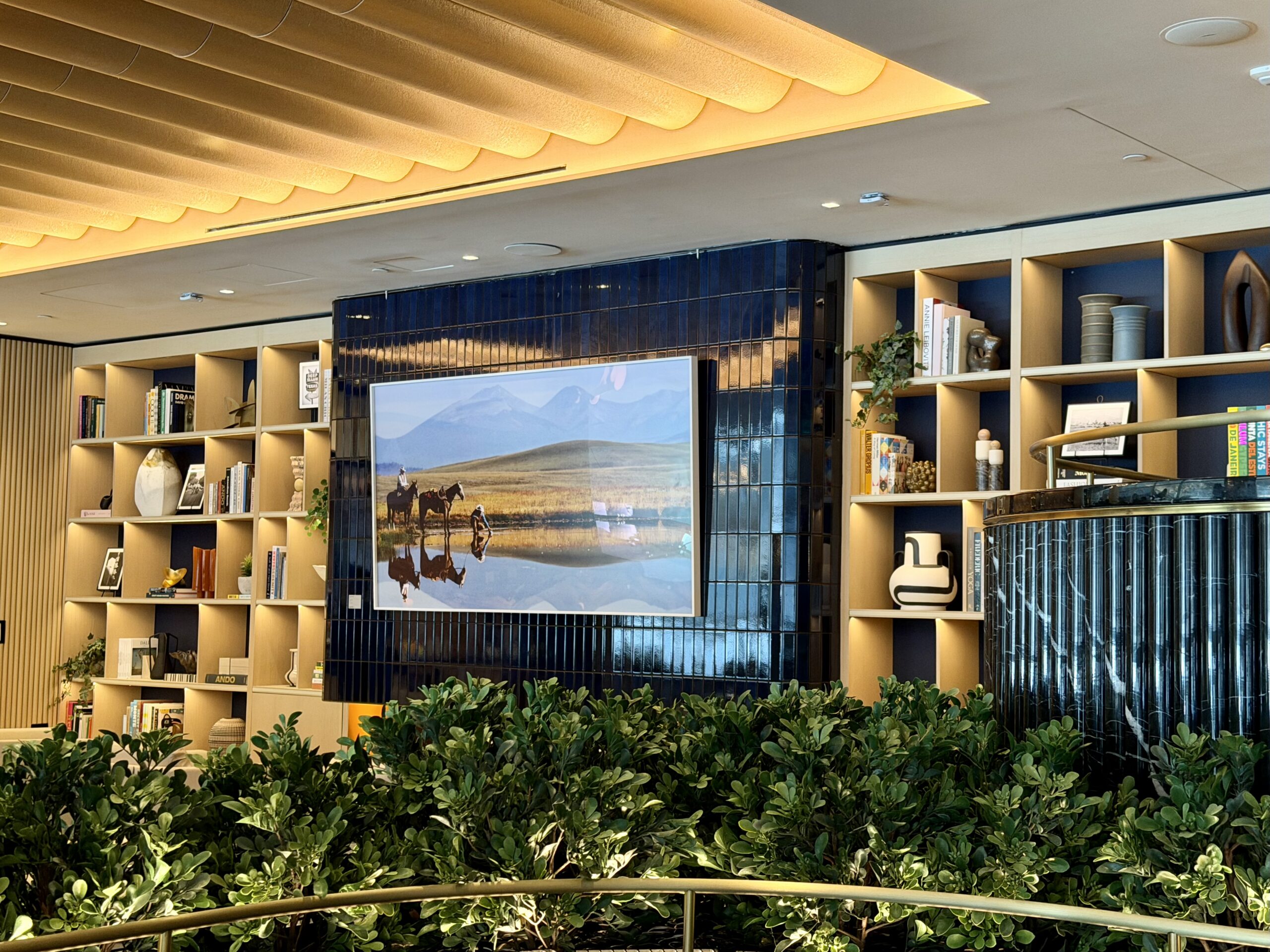 Main room at the DFW Sapphire Lounge