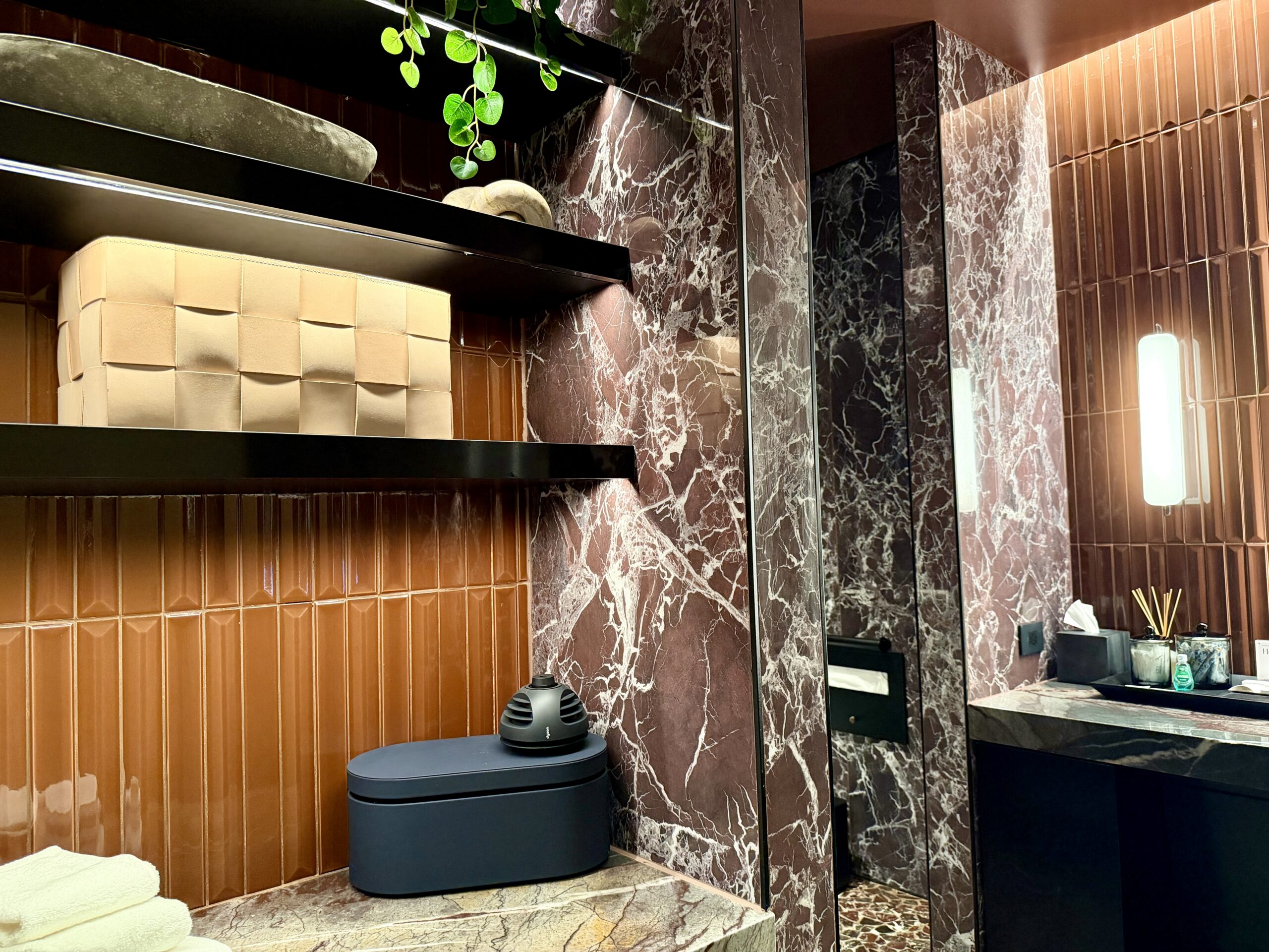 Shower suite at the DFW Sapphire Lounge
