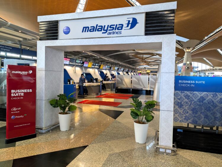 Malaysia Airlines Business Suite and Oneworld Emerald check-in desk entrance