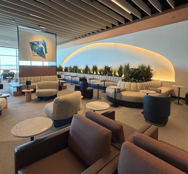 A room in the United Club which features comfortable western-inspired seating and an arched wall-light that is reminiscent of a sunrise.