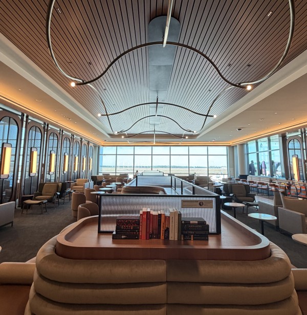 A quiet space in the United Club with a small selection of books and lots of seating.
